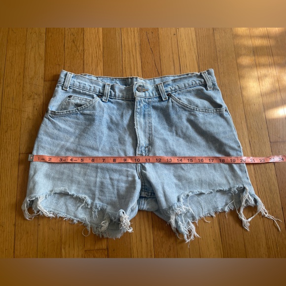 80s Vintage Light Wash Levi’s Cut off Jean Shorts - Picture 5 of 9